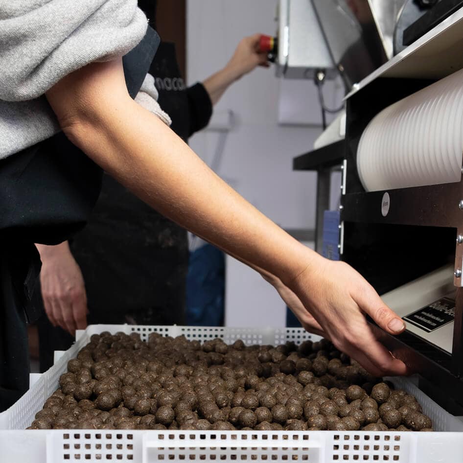 nacani-cbd-hund-snack-leckerlie-hundekeks-produktion-kugeln